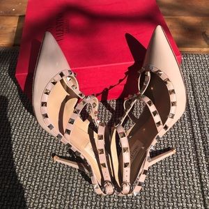 VALENTINO PATENT ROCKSTUD CAGED PUMP